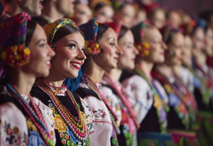 Zbliżenie na Artystki Chóru w kostiumach łowickich
