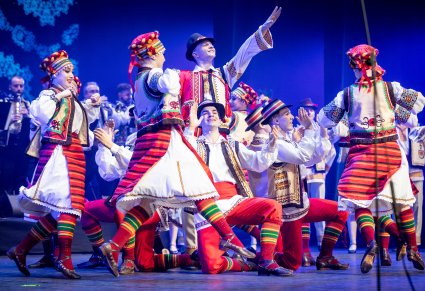 Artyści baletu JOC w kostiumach ludowych w układzie na scenie