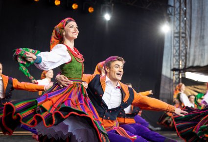 Zbliżenie na parę Artystów w kostiumach sannickich w trakcie wykonywania finałowej choreografii