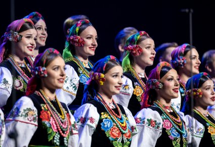 Zbliżenie na Artystki chóru w kostiumach łowickich