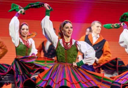 Zbliżenie na Artystki w kostiumach sannickich w trakcie wykonywania choreografii tanecznej