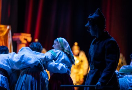 Zbliżenie na postać Żołdaka, w tle postaci ludu