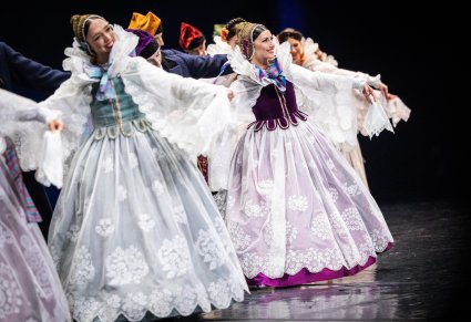 Na scenie Pary Artystów w kostiumach żywieckich podczas wykonywania choreografii tanecznej