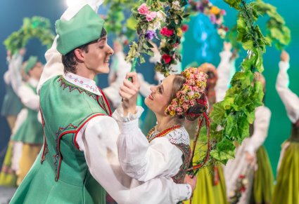 Zbliżenie na parę Artystów w kostiumach lubuskich w trakcie wykonywania choreografii tanecznej