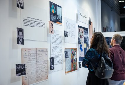 Zbliżenie na Publiczność zwiedzającą wystawę upamiętniającą 130. rocznicę urodzin Tadeusza Sygietyńskiego