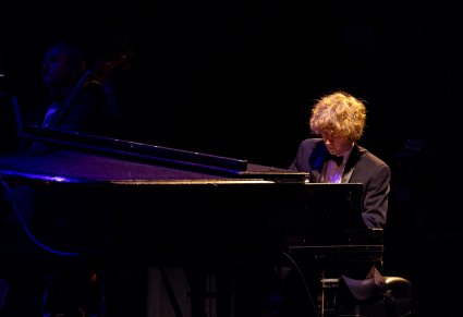 Młody Pianista przy fortepianie