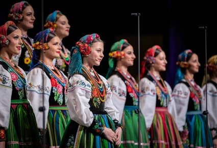 Na scenie Artyści chóru w kostiumach łowickich wraz z laureatką IV Międzynarodowego Konkursu Wokalnego im. Stanisława Jopka