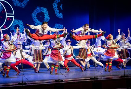 Tancerze baletu JOC w figurze tanecznej na scenie