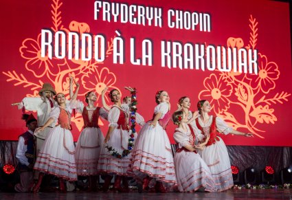 Artystki na scenie w kostiumach Rondo w czasie wykonywania choreografii tanecznej