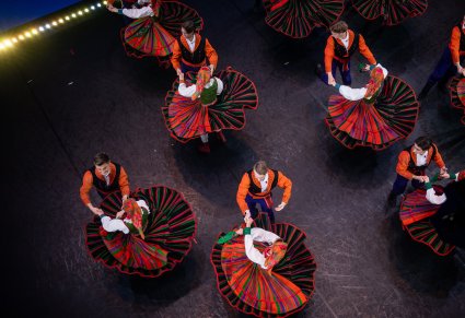 Widok z lotu ptaka na artystów w kostiumach sannickich podczas obrotów