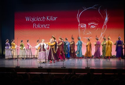 Na scenie Artyści w kontuszach w trakcie tańczenia Poloneza