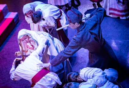 Żołdacy w scenie z ludem