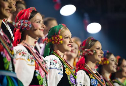 Zbliżenie na Artystki Chóru w kostiumach łowickich