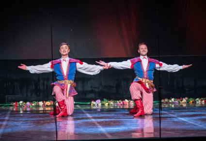 Dwóch Artystów w choreografii tanecznej na scenie w kostiumach stylizowanych na kostium krakowski