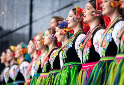 Zbliżenie na Artystki Chóru w kostiumach łowickich