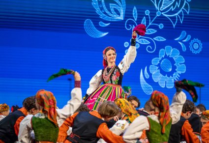 Zbliżenie na Artystów w kostiumach ludowych podczas wykonywania finalowej choreograf