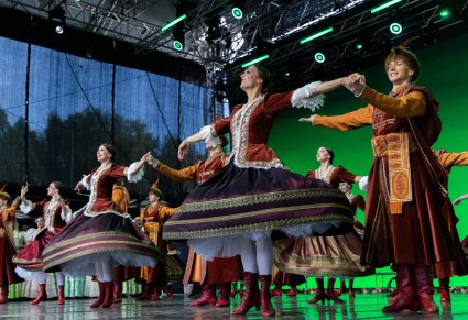 Pary Artystów w kontuszach w trakcie wykonywania choreografii tanecznej