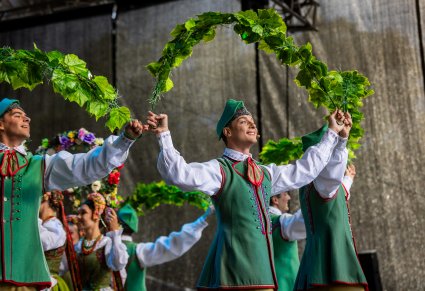 Artyści w kostiumach lubuskich na scenie w trakcie wykonywania choreografii tanecznej
