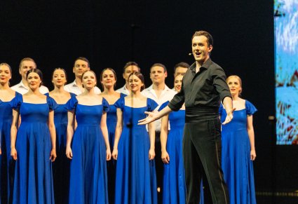 Zbliżenie na Solistę i część Chóru w kostiumach współczesnych podczas wykonywania utworu Medley