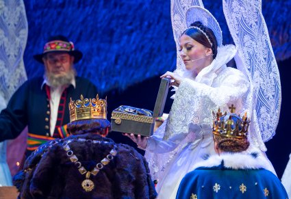 Na pierwszym planie Anioł Ludowy trzymający w ręku dary od Jagiełły i Królowej Jadwigi