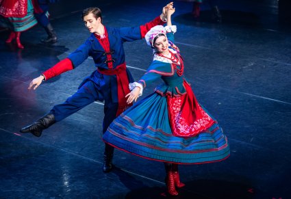 Na scenie para Artystów  w kostiumach kujawskich w trakcie wykonywania choreografii tanecznej
