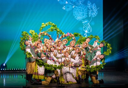 Na scenie Artyści w kostiumach lubuskich wykonujący finałową figurę numeru Lubuskie winobranie