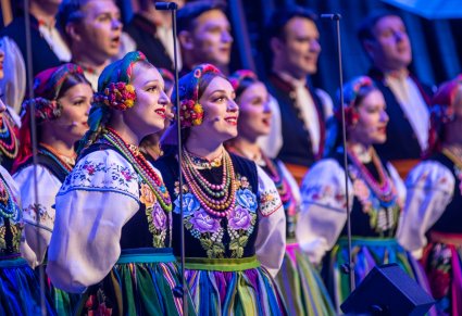 Zbliżenie na część Artystów chóru w kostiumach łowickich
