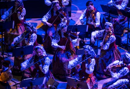 Widok z góry na część Orkiestry smyczkowej