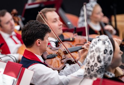 Zbliżenie na muzyków instrumentów smyczkowych w kostiumach wilanowskich