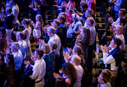 Widok z góry na publiczność, owacje na stojąco