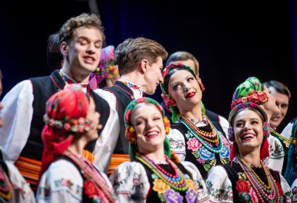 Zbliżenie na Artystów chóru w kostiumach łowickich z zespołu "Mazowsze"