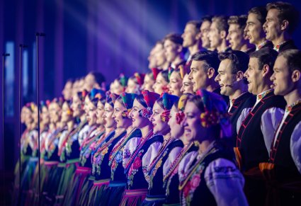 Zbliżenie na Artystów Chóru w kostiumach łowickich podczas śpiewu