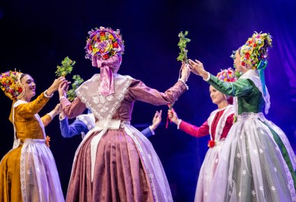Zbliżenie na Artystki w kostiumach bamberskich w trakcie wykonywania choreografii tanecznej