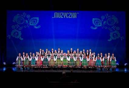 Na scenie Artyści chóru w kostiumach łowickich podczas śpiewu
