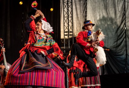 Artyści na scenie w kostiumach lubuskich w trakcie wykonywania choreografii tanecznej