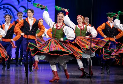 Artyści w kostiumach sannickich w trakcie wykonywania choreografii tanecznej