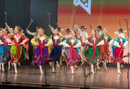 Na scenie Artyści w kostiumach podhalańskich podczas wykonywania choreografii tanecznej