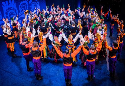 Artyści w finałowym układzie na scenie