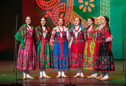 Artystki w kostiumach podhalańskich w trakcie wykonywania utworu