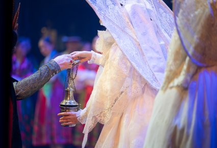 Zbliżenie na przekazywanie kadzidła Aniołom Ludowym