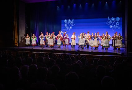 Chór w kostiumach krakowskich na scenie