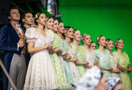 Zbliżenie na część Artystów chóru w kostiumach stylowych z końca XIX wieku