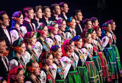 Widoczna część Artystów chóru w kostiumach łowickich