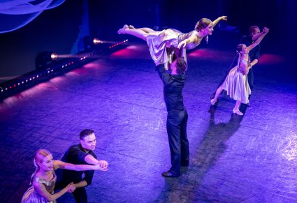 Na scenie 3 pary Artystów w kostiumach współczesnych podczas wykonywania choreografii tanecznej