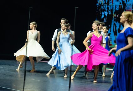 Cześć Artystów w kostiumach współczesnych podczas wykonywania choreografii tanecznej utworu Medley
