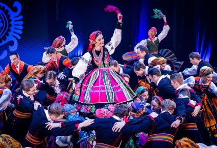 Artyści w finałowym układzie na scenie