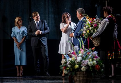 Na scenie podziękowania do mikrofonu i wręczanie kwiatów