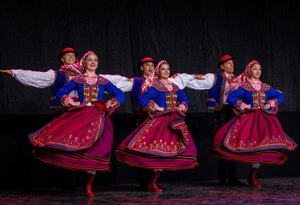 Trzy pary Artystów w kostiumach podegrodzkich na scenie w trakcie wykonywania choreografii tanecznej