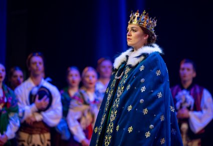 Zbliżenie na ukoronowaną Maryję w królewskich szatach z koroną na głowie