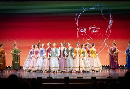 Grupa Artystów Baletu w kontuszach w trakcie wykonywania choreografii tanecznej